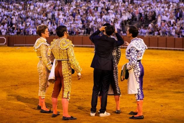 Fourth Regular Bullfight of the San Miguel Fair in Seville: Banderillero Luis Blázquez Cuts Off His Ponytail During the Fourth Regular Bullfight of the San Miguel Fair at the Real Maestranza de Caballería on September 27, 2026, in Seville, Andalusia, Spain. Morante de la Puebla, Daniel Luque, and Borja Jiménez fought bulls from the Garcigrande ranch during the fourth regular bullfight of the San Miguel Fair September 27, 2026, Joaquín, Seville, Andalusia, Seville, Andalusia, Spain Copyright: xJoaquinxCorcherox 7804687