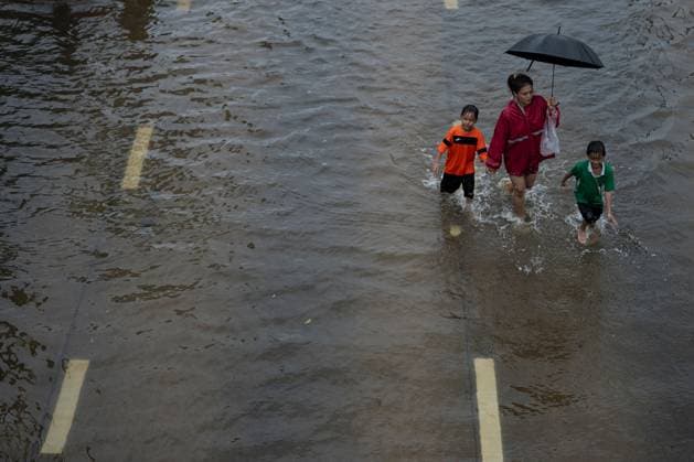 September 27, 2026, Bangkok, Thailand: BANGKOK, THAILAND †SEPTEMBER 27, 2026: Heavy rain caused widespread flooding across Bangkok, affecting residents, businesses and communities across the capital. The Thai Meteorological Department attributed the rainfall to a low-pressure system over the Central region combined with the southwest monsoon, with further rain expected through September 27. Bangkok authorities declared all 50 districts disaster-affected areas and deployed pumps, shelters and emergency teams to assist affected residents and drain accumulated floodwater. By Sunday, water levels had begun to recede in some areas, although flooding persisted in several low-lying communities as authorities continued monitoring water leve - ZUMAq101 20260927_zna_q101_054 Copyright: xCaptainxJirathummanuwatx