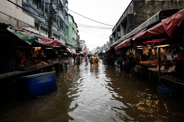 September 27, 2026, Bangkok, Thailand: BANGKOK, THAILAND †SEPTEMBER 27, 2026: Heavy rain caused widespread flooding across Bangkok, affecting residents, businesses and communities across the capital. The Thai Meteorological Department attributed the rainfall to a low-pressure system over the Central region combined with the southwest monsoon, with further rain expected through September 27. Bangkok authorities declared all 50 districts disaster-affected areas and deployed pumps, shelters and emergency teams to assist affected residents and drain accumulated floodwater. By Sunday, water levels had begun to recede in some areas, although flooding persisted in several low-lying communities as authorities continued monitoring water leve - ZUMAq101 20260927_zna_q101_083 Copyright: xCaptainxJirathummanuwatx