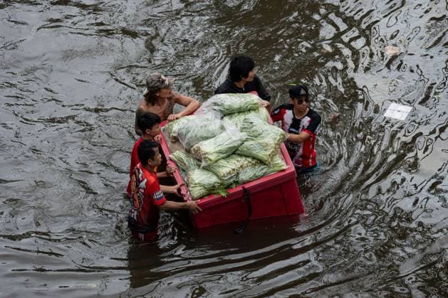 September 27, 2026, Bangkok, Thailand: BANGKOK, THAILAND †SEPTEMBER 27, 2026: Heavy rain caused widespread flooding across Bangkok, affecting residents, businesses and communities across the capital. The Thai Meteorological Department attributed the rainfall to a low-pressure system over the Central region combined with the southwest monsoon, with further rain expected through September 27. Bangkok authorities declared all 50 districts disaster-affected areas and deployed pumps, shelters and emergency teams to assist affected residents and drain accumulated floodwater. By Sunday, water levels had begun to recede in some areas, although flooding persisted in several low-lying communities as authorities continued monitoring water leve - ZUMAq101 20260927_zna_q101_087 Copyright: xCaptainxJirathummanuwatx