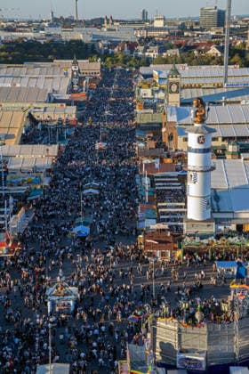 Oktoberfest 2026, a view from the Ferris wheel of the breweries’ festival tents, perfect Oktoberfest weather, Sunday, September 27, 2026, Germany, Munich, September 27, 2026, Oktoberfest 2026, view from the Ferris wheel over Wirtsbudenstraße with the breweries’ festival tents, perfect Oktoberfest weather, typically Bavarian, folk festival, Sunday afternoon, weekend, Bavaria,