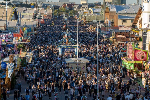Oktoberfest 2026, a view from the Ferris wheel over the breweries’ festival tents, perfect Oktoberfest weather, Sunday, September 27, 2026, Germany, Munich, September 27, 2026, Oktoberfest 2026, view from the Ferris wheel of Wirtsbudenstraße with the breweries’ festival tents, perfect Oktoberfest weather, typically Bavarian, folk festival, Sunday afternoon at 6 p.m.,