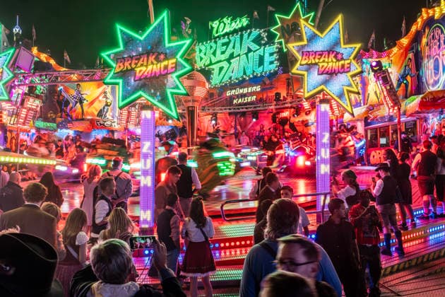 Oktoberfest 2026, Break Dance ride at Farbenrausch, perfect Oktoberfest weather, Sunday evening at 7:50 p.m., Munich, September 27, 2026, Germany, Munich, September 27, 2026, Oktoberfest 2026, Break Dance ride at Farbenrausch, Sunday evening at 7:50 p.m., typical Bavarian, folk festival, perfect Oktoberfest weather, weekend, Bavaria,