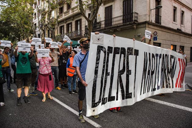 Housing unions block off various streets in Barcelona, calling for the Maricarmen Decree. Dozens of people gathered on September 28, 2026, in Barcelona, Catalonia, Spain. Housing unions have blocked off various streets in Barcelona demanding the Maricarmen Decree following the eviction of an 87-year-old woman from Madrid in the Retiro neighborhood of the Spanish capital. A procession of people marched down Còrsega Street toward Pau Claris until reaching Diagonal, where the Tenants’ Union has planned a surprise action at the Diagonal Metro station. SEPTEMBER 28, 2026 Barcelona, Catalonia Barcelona, Catalonia, Spain Copyright: xAlbertoxParedesx 7804886