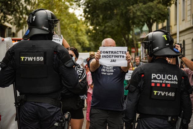 Housing unions block off various streets in Barcelona, calling for the Maricarmen Decree. Dozens of people gathered on September 28, 2026, in Barcelona, Catalonia, Spain Housing unions have blocked off various streets in Barcelona, calling for the Maricarmen decree following the eviction of an 87-year-old woman from Madrid in the Retiro neighborhood of the Spanish capital. A procession of people marched down Còrsega Street and Pau Claris Street until reaching Diagonal, where the Tenants’ Union has planned a surprise action at the Diagonal Metro station. SEPTEMBER 28, 2026 Barcelona, Catalonia Barcelona, Catalonia, Spain Copyright: xAlbertoxParedesx 7804890
