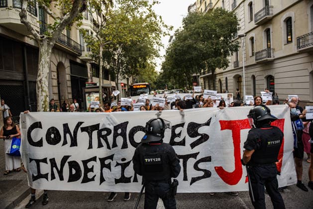 Housing unions block off various streets in Barcelona, calling for the Maricarmen Decree. Dozens of people gathered on September 28, 2026, in Barcelona, Catalonia, Spain Housing unions have blocked off various streets in Barcelona, calling for the Maricarmen decree following the eviction of an 87-year-old woman from Madrid in the Retiro neighborhood of the Spanish capital. A procession of people marched down Còrsega Street and Pau Claris Street until reaching Diagonal, where the Tenants’ Union has planned a surprise action at the Diagonal Metro station. SEPTEMBER 28, 2026 Barcelona, Catalonia Barcelona, Catalonia, Spain Copyright: xAlbertoxParedesx 7804897