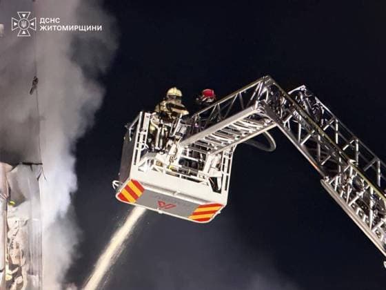 Russian air assault hits civilian targets and critical energy infrastructure across multiple Ukrainian regions ZHYTOMYR, UKRAINE - SEPTEMBER 28: (----EDITORIAL USE ONLY - MANDATORY CREDIT - STATE EMERGENCY SERVICE OF UKRAINE HANDOUT - NO MARKETING NO ADVERTISING CAMPAIGNS - DISTRIBUTED AS A SERVICE TO CLIENTS----) Emergency personnel respond a fire at multi-story building following an extensive overnight wave of Russian drone and missile strikes across Ukraine, on September 28, 2026. The nationwide barrage targeted civilian areas and vital energy networks across the Kharkiv, Kyiv, Odesa, Zhytomyr, Sumy, and Dnipro regions. In Kharkiv, a direct impact severely damaged upper floors of a residential block, injuring at least 28 civilians, i Copyright: x2026xAnadoluxUkrainianxStatexEmergencyxServicex