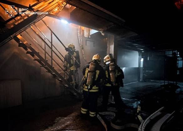 Russian air assault hits civilian targets and critical energy infrastructure across multiple Ukrainian regions ZHYTOMYR, UKRAINE - SEPTEMBER 28: (----EDITORIAL USE ONLY - MANDATORY CREDIT - STATE EMERGENCY SERVICE OF UKRAINE HANDOUT - NO MARKETING NO ADVERTISING CAMPAIGNS - DISTRIBUTED AS A SERVICE TO CLIENTS----) Emergency personnel respond a fire at multi-story building following an extensive overnight wave of Russian drone and missile strikes across Ukraine, on September 28, 2026. The nationwide barrage targeted civilian areas and vital energy networks across the Kharkiv, Kyiv, Odesa, Zhytomyr, Sumy, and Dnipro regions. In Kharkiv, a direct impact severely damaged upper floors of a residential block, injuring at least 28 civilians, i Copyright: x2026xAnadoluxUkrainianxStatexEmergencyxServicex