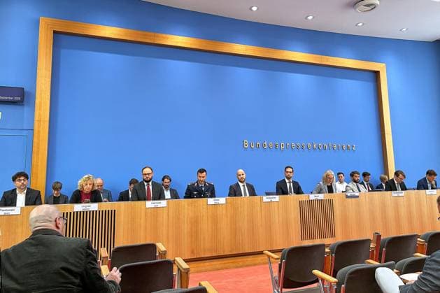 Berlin, Germany, September 28, 2026 Federal Press Conference Government Press Conference L R u a Felix Pawlowski (BMG), Susanne Ungrad (BMWE), Lars Harmsen (BMF), Mitko Müller (BMVg), Josef Hinterseher (AA), Steffen Meyer (BPA), Corinna Buschow (BPK), Leonard Kaminski (BMI), Vincent Kirschner (BMJV), Marius Mühlhausen (BMAS), Bastian Zimmermann (BMUKN) Copyright: xdtsxNachrichtenagenturx dts_136702
