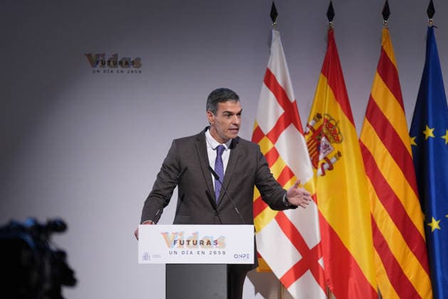 Sánchez Participates in the Presentation of the Vidas Futuras Report Prime Minister Pedro Sánchez during the presentation of the Vidas Futuras report at the Disseny Hub Barcelona on September 28, 2026, in Barcelona, Catalonia, Spain. The report details key projections in housing, such as the transition toward smart urban models, the expansion of affordable housing stock, and climate neutrality in construction. Furthermore, in the social sphere, it forecasts challenges arising from an aging population, automation in the workplace, and climate change mitigation. SEPTEMBER 28, 2026, Spain Copyright: xDavidxZorrakinox 7805432