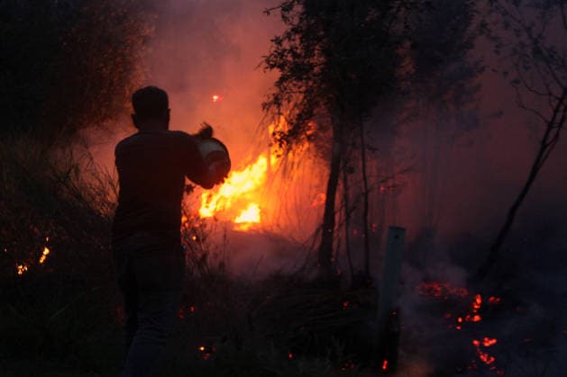 Wildfires rage Indonesia s Palembang PALEMBANG, INDONESIA - SEPTEMBER 28 : A man try to extinguish wildfires near his house at Sematang Borang district in Palembang, South Sumatera, Indonesia on September 28, 2026. For weeks, Indonesia has been battling fires that have burned vast swathes of forest and peat ecosystems, causing toxic haze to blanket parts of the country, Malaysia and Singapore. Some 175,000 people in Indonesia have suffered from respiratory illness since August, its health ministry said, as it continues to battle wildfires that have raged for weeks. Muhammad Fajri Anadolu Palembang Indonesia. Editorial use only. Please get in touch for any other usage. Copyright: x2026xAnadoluxMuhammadxFajrix