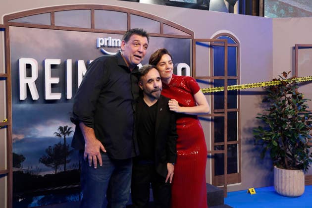 September 28, 2026, Madrid, Community Of Madrid, Spain: Spanish actor HOVIK KEUCHKERIAN (L), director KOLDO SERRA (C), and Spanish actress VICKY LUENGO (R) pose together on the blue carpet during the premiere of the second season of the Amazon Prime Video series Reina Roja: Loba Negra at Cine Capitol on Monday, September 28, 2026, in Madrid, Spain. Keuchkerian and Luengo star as Jon Gutierrez and Antonia Scott in the thriller series directed by Serra and based on the bestselling novel by Juan Gomez-Jurado. This season follows the acclaimed duo as they face the Russian mafia in the Costa del Sol. The exclusive debut gathered the main cast and Spanish celebrities to celebrate the show s upcoming global release on October 2, 2026. Madrid Sp - ZUMAo127 20260928_zep_o127_057 Copyright: xHugoxOrtunox