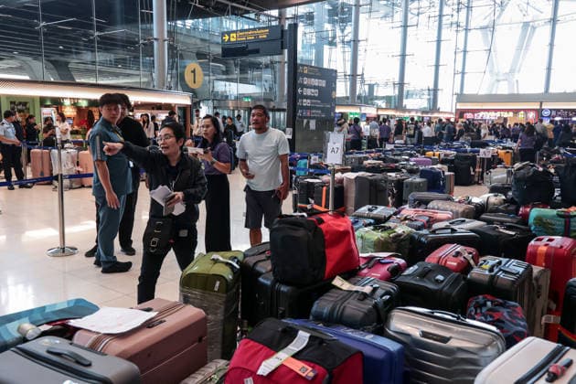 September 29, 2026, Bangkok, Bangkok, Thailand: More than 3,000 passenger bags from 52 Thai Airways International flights are piled up at Suvarnabhumi Airport after severe flooding across Bangkok left ground staff unable to reach work, forcing scores of travelers to wait overnight, in Bangkok, Thailand, September 29, 2026. Bangkok Thailand - ZUMAp219 20260929_zip_p219_021 Copyright: xNattaphonxPhanphongsanonx