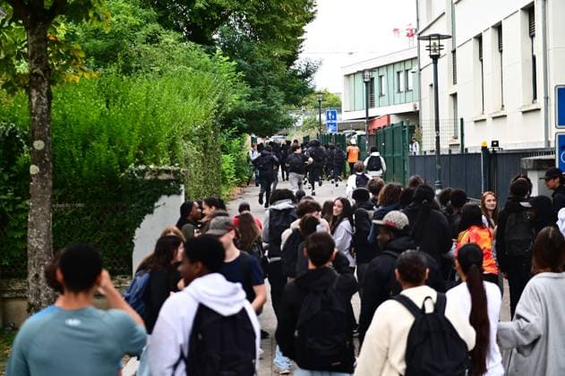 High School Students’ Protest PHOTOPQR OUEST FRANCE Kévin Guyot Ouest France RENNES 09 30 2026 September 30, 2026 Blockade of the Coëtlogon Vocational High School in Rennes, Ille-et-Vilaine, Brittany More than a hundred high school students set fire to trash cans, debris, and branches to block access to the school. Projectiles were aimed at firefighters and the school’s entrance. PHOTO KEVIN GUYOT OUEST FRANCE France, Sept. 30, 2026 Protests over crowded classrooms, teacher shortages, and long school days have spread across France, with police detaining more than 400 people, many of them minors, on Tuesday. The movement began at high schools in the Paris area last week before expanding nationwide. Some school blockades turned violent as pr Copyright: xPHOTOPQR OUESTxFRANCE MAXPPPxKévinxGuyotx xOuest-Francex 20260930OFR4381 20260930OFR4381