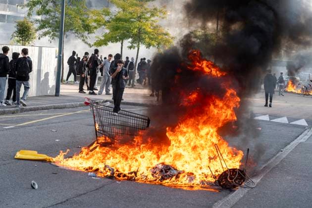 High School Students’ Protest PHOTOPQR OUEST FRANCE Mathieu Pattier RENNES September 30, 2026 High school students’ protest Blockade of Jean Jaurès High School in Rennes on Wednesday, September 30, 2026 The school was blockaded by about a hundred students who set trash cans on fire in front of the school’s entrances. Law enforcement officers, who intervened to disperse the crowd, were targeted by projectiles. PHOTO MATHIEU PATTIER OUEST FRANCE France, Sept. 30, 2026 Protests over crowded classrooms, teacher shortages, and long school days have spread across France, with police detaining more than 400 people—many of them minors— on Tuesday. The movement began at high schools in the Paris area last week before spreading nationwide. Some scho Copyright: xPHOTOPQR OUESTxFRANCE MAXPPPxMathieuxPattierx 20260930OFR5082 20260930OFR5082