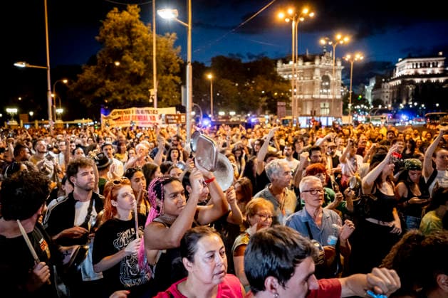 Pot-and-Pan Protest for Housing in Madrid: Dozens of people took part in a pot-and-pan protest for housing in front of Madrid City Hall on October 1, 2026, in Madrid, Spain, October 1, 2026, POT-AND-PAN PROTEST, HOUSING, TENANTS, RENTS, PROTEST, RALLY, ON FOOT, Madrid, Madrid, Spain Copyright: xA.xPÃ rezxMecax 7813861