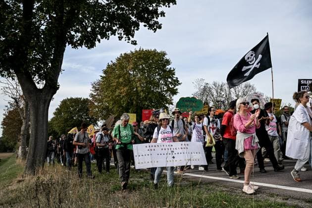 PROTEST AGAINST PESTICIDES PHOTOPQR OUEST FRANCE Martin ROCHE Saint Pierre la Garenne October 3, 2026 This Saturday, October 3, 2026, a protest against pesticides is being held in Saint-Pierre-la-Garenne, Eure, Normandy. In the massive procession, farmers, patients, healthcare workers, and citizens demanded the closure of production sites such as Syngenta’s. The rally was organized by an unprecedented coalition: the Confédération paysanne, Les Soulèvements de la Terre, the association Cancer Colère, and the Collectif de soutien aux victimes des pesticides de l’Ouest (CSVPO). Photographer: Martin ROCHE, Ouest France. Saint-Pierre-la-Garenne, October 3, 2026. On Saturday, October 3, 2026, a protest against pesticides was held in Saint-Pierre Copyright: xPHOTOPQR OUESTxFRANCE MAXPPPxMartinxROCHEx 20261004OFR7253 20261004OFR7253