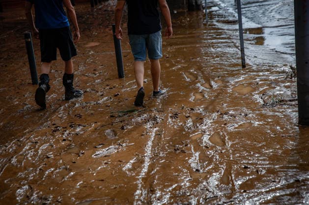 The Besòs River Exceeds the Danger Threshold in Santa Coloma de Gramenet, Barcelona. A person walks through the mud on the streets caused by last night’s torrential rains, on October 4, 2026, in Sant Adrià de Besòs, Barcelona, Catalonia, Spain. The Generalitat’s Civil Protection Agency has issued an Es Alert to residents of Barcelona, Montcada i Reixac, Santa Coloma de Gramenet, and Sant Adrià de Besòs, Barcelona, due to the risk of the Besòs River overflowing as a result of the rainstorm. Civil Protection has asked nearby residents to go to upper floors if water reaches their homes. They also remind residents to avoid basements and ground floors and to stay away from the river OCTOBER 4, 2026 Kike Rincó Sant Adrià de Besòs, Barcelona, S Copyright: xKikexRinconx 7819653