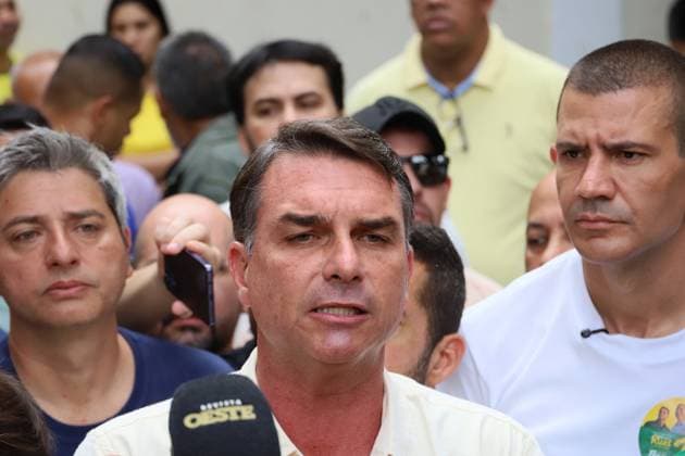 Flavio Bolsonaro votes at a school in the northern zone of Rio de Janeiro. Flavio Bolsonaro (PL RJ), senator and candidate for president of the republic, votes accompanied by his wife Fernanda, Douglas Ruas (PL RJ), state deputy and candidate for governor of Rio de Janeiro, Carlos Portinho (PL RJ), senator and candidate for re-election, and Carlos Jordy (PL RJ), federal deputy and candidate for senator, at the Barao Homem de Mello Municipal School, in Vila Isabel, in the northern zone of the city, this Sunday, the 4th. RIO DE JANEIRO Isabel Village RJ BRAZIL Copyright: xCharlesxShollx