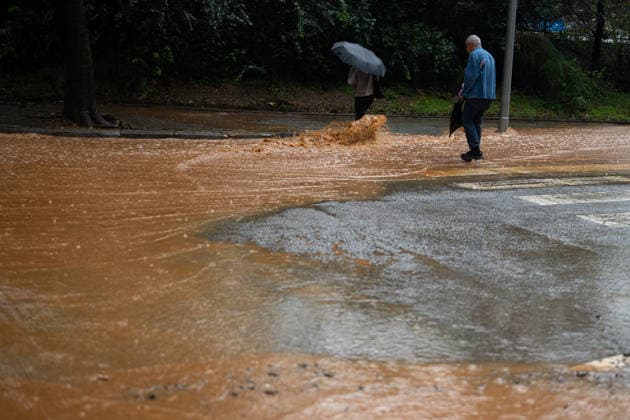 Heavy rains in Catalonia cause widespread disruption. A flooded street in the Nou Barris neighborhood on October 5, 2026, in Barcelona, Catalonia, Spain. Rain and storms will once again dominate the day on Monday, though with less intensity than over the weekend, with yellow and orange alerts in effect at times in some areas of the country, and even a red alert remaining in effect until 10 a.m. in Barcelona, with a cumulative rainfall of 90 L m². OCTOBER 5, 2026 Lorena Sopê Barcelona, Catalonia, Spain Copyright: xLorenaxSopênax 7822399