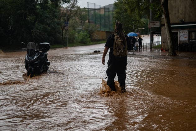 Heavy rains in Catalonia cause widespread disruption. A flooded street in the Nou Barris neighborhood on October 5, 2026, in Barcelona, Catalonia, Spain. Rain and storms will once again shape the day on Monday, though with less intensity than over the weekend, with yellow and orange alerts in effect at times in some areas of the country, and even a red alert remaining in effect until 10 a.m. in Barcelona, with a cumulative rainfall of 90 l m². OCTOBER 5, 2026 Lorena Sopê Barcelona, Catalonia, Spain Copyright: xLorenaxSopênax 7822393