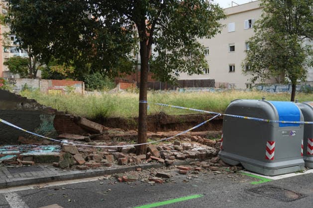 Heavy rains in Catalonia cause widespread disruption A wall collapses onto several vehicles due to the rain on Ciutat de Balaguer Street on October 5, 2026, in Barcelona, Catalonia, Spain. Rain and storms will once again dominate the day on Monday, though with less intensity than over the weekend, with yellow and orange alerts in effect at times in some areas of the country, and even a red alert remaining in effect until 10 a.m. in Barcelona, with cumulative rainfall of 90 L m². October 5, 2026, Barcelona, Catalonia, Barcelona, Catalonia, Spain Copyright: xDavidxZorrakinox 7822694