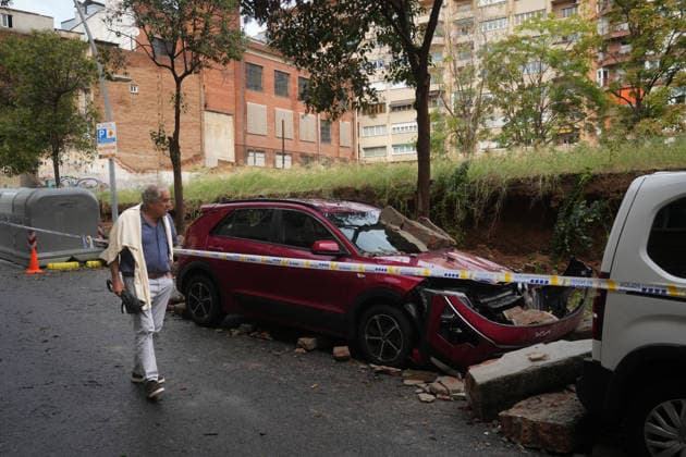 Heavy rains in Catalonia cause widespread disruption A wall collapses onto several vehicles due to the rain on Ciutat de Balaguer Street on October 5, 2026, in Barcelona, Catalonia, Spain. Rain and storms will once again dominate the day on Monday, though with less intensity than over the weekend, with yellow and orange alerts in effect at times in some areas of the country, and even a red alert remaining in effect until 10 a.m. in Barcelona, with cumulative rainfall of 90 L m². October 5, 2026, Barcelona, Catalonia, Barcelona, Catalonia, Spain Copyright: xDavidxZorrakinox 7822697
