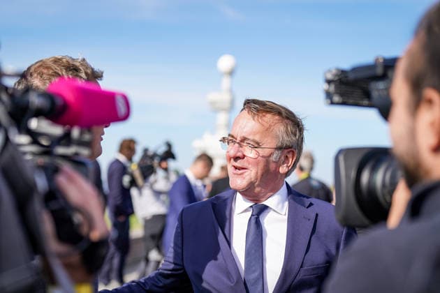 Germany, Emden: Federal Minister of Defense Boris Pistorius speaks with media representatives on the sidelines of the press conference regarding the decision on the new naval port at Rysumer Nacken; interview, press, media, TV cameras, Boris Pistorius, Minister of Defense, SPD, Bundeswehr, German Navy, naval port, nav Copyright: xJOERANxSTEINSIEKx