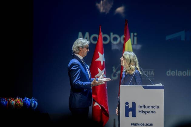 3rd Annual Hispanic Influence Awards Dancer Poti Castillo greets the president of the Regional Government of Extremadura, María Guardiola, during the 3rd Annual Hispanic Influence Awards ceremony on October 7, 2026, in Madrid, Spain. The main objective of the Hispanic Influence Awards is to recognize excellence, talent, creativity, and leadership of individuals and institutions that strengthen ties within the Spanish-speaking community and promote Hispanic values on a global scale. OCTOBER 7, 2026 HISPANIC INFLUENCE AWARDS SPANISH-SPEAKERS HISPANIC CULTURE Madrid Madrid, Spain Copyright: xRicardoxRubiox 7827276