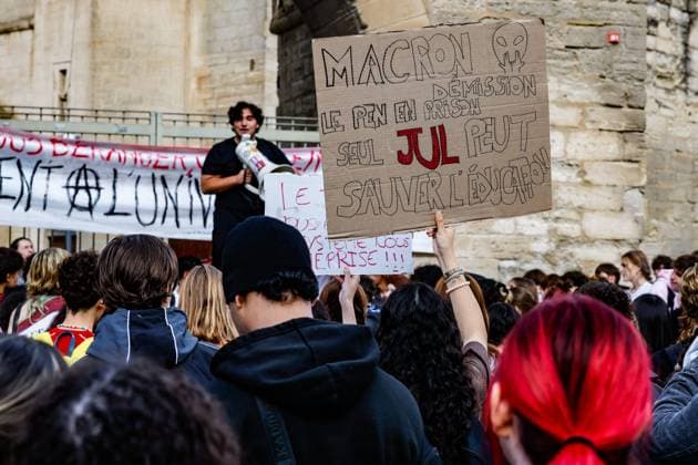 PROTEST BY HIGH SCHOOL AND COLLEGE STUDENTS IN FRONT OF THE UNIVERSITY OF AVIGNON: ACT 4 PHOTO: PQR, LE DAUPHINÉ, Christophe AGOSTINIS, Avignon, October 8, 2026 Avignon, October 8, 2026 High school students’ anger: Act 4 High school and college students gathered in front of the University of Avignon and blocked the entrance. Photo by Christophe Agostinis, Le Dauphiné Libéré. France. Fires have broken out at several schools in France as students protest by blocking access to educational institutions nationwide over school funding and learning conditions. Avignon, Vaucluse, Provence-Alpes-Côte d’Azur, France Copyright: xPHOTOPQR LExDAUPHINE MAXPPPxChristophexAGOSTINISx 20261008JDL9387 20261008JDL9391