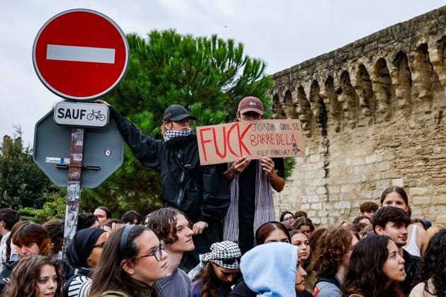 PROTEST BY HIGH SCHOOL AND COLLEGE STUDENTS IN FRONT OF THE UNIVERSITY OF AVIGNON: ACT 4 PHOTO: PQR, LE DAUPHINÉ, Christophe AGOSTINIS, Avignon, October 8, 2026 Avignon, October 8, 2026 High school students’ anger: Act 4 High school and college students gathered in front of the University of Avignon and blocked the entrance. Photo by Christophe Agostinis, Le Dauphiné Libéré. France. Fires have broken out at several schools in France as students protest by blocking access to educational institutions nationwide over school funding and learning conditions. Avignon, Vaucluse, Provence-Alpes-Côte d’Azur, France Copyright: xPHOTOPQR LExDAUPHINE MAXPPPxChristophexAGOSTINISx 20261008JDL9387 20261008JDL9393