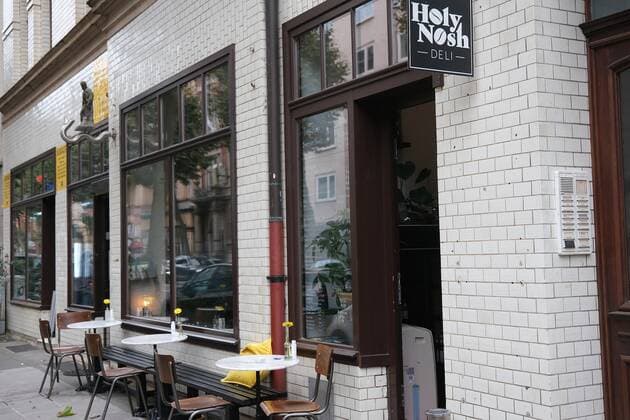 Handball goalkeeper Silvio Heinevetter takes over Cafe Holy Nosh Deli in Kassel