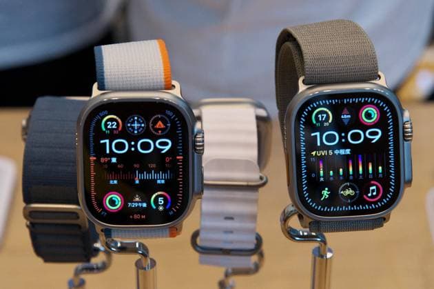 Apple halts sales of new watch models in the USA after patent dispute, archive images