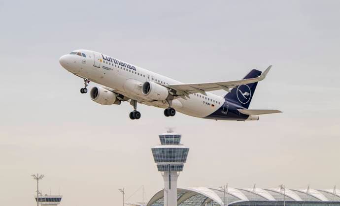 Federal government wants to increase ticket tax on passenger flights, archive images