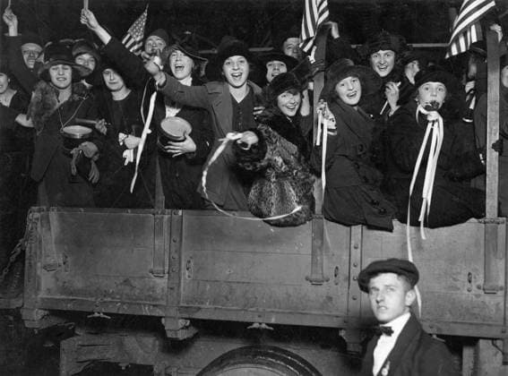 IMAGO International History, Archive, First World War, WWI, Joy after the armistice in 1918