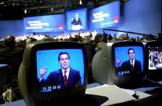 IMAGO History, German political parties, SPD, Gerhard Schröder asks the question of confidence in 2001