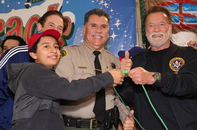 Miracle on 1st street Turkey Giveaway and Tree Lighting Ceremony in Los Angeles