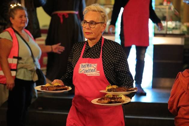 Festive goose dinner organised by the Bernd Reisig Foundation with people in need in Frankfurt