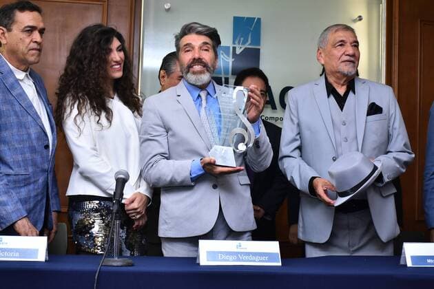 Singer Diego Verdaguer receives award for 50th stage anniversary in Mexico City
