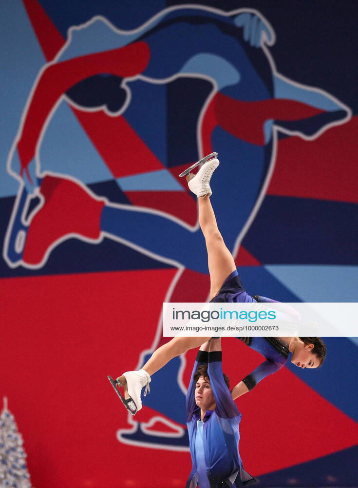 Bilder des Jahres 2020, Sport 12 Dezember CHELYABINSK, RUSSIA - DECEMBER 24, 2020: Pair skaters Diana Mukhametzyanova and Ilya Mironov perform their short program at the 2021 Russian Figure skating, Eiskunstlauf Championships held at Traktor Ice Arena. Sergei Bobylev TASS TS0F2BF5