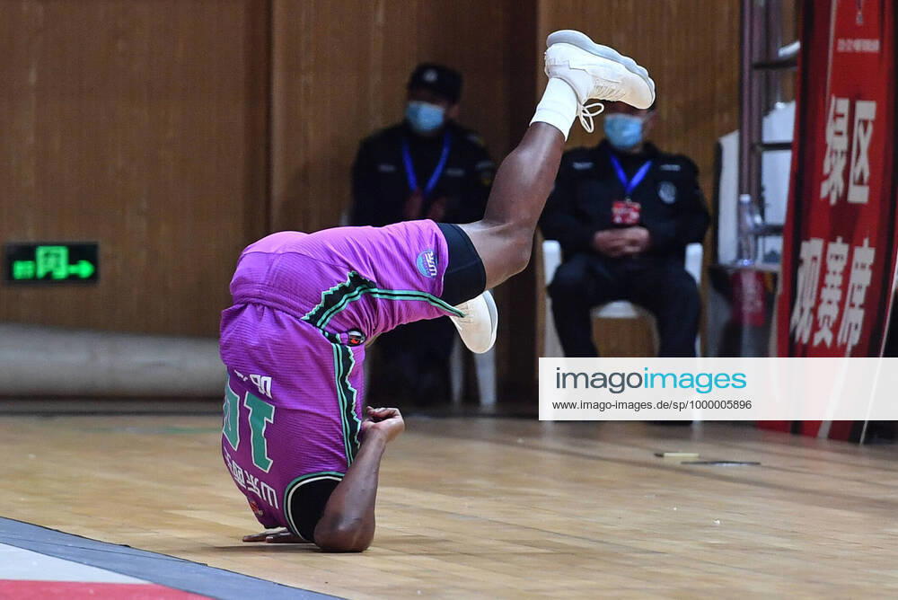 Bilder des Jahres 2020, Sport 12 Dezember (201226) -- ZHUJI, Dec. 26, 2020 -- Lester Hudson of Shandong Heroes falls over during the 23rd round match between Shenzhen Aviators and Shandong Heroes at the 2020-2021 season of the Chinese Basketball Association (CBA) league in Zhuji, east China s Zhejiang Province, Dec. 26, 2020. ) (SP)CHINA-ZHEJIANG-ZHUJI-BASKETBALL-CBA LEAGUE-SHENZHEN VS SHANDONG (CN) ZhuxZheng