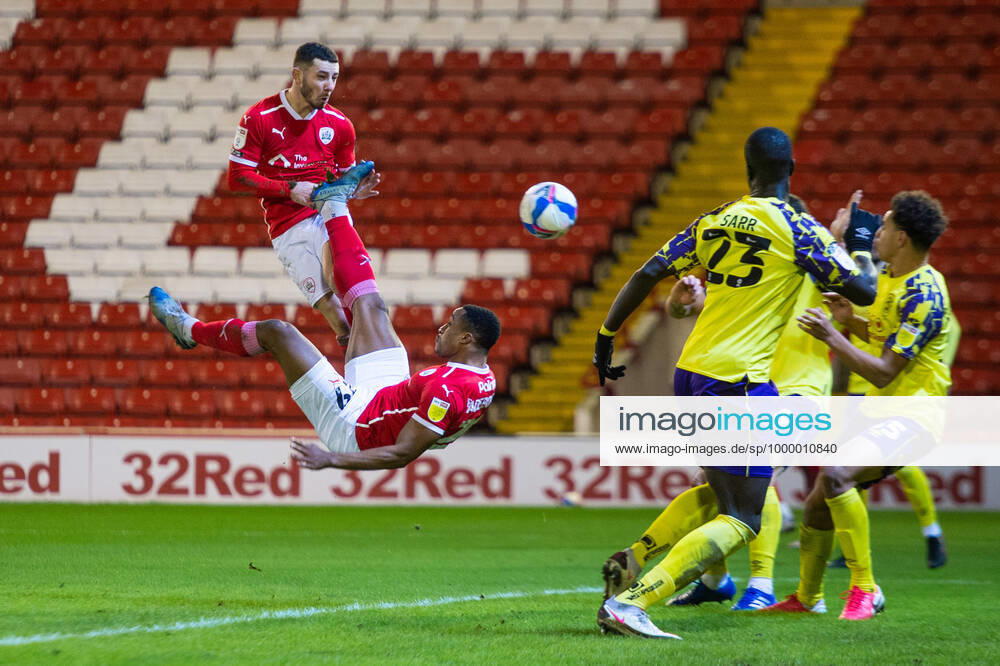 Bilder des Jahres 2020, Sport 12 Dezember Barnsley v Huddersfield Town Sky Bet Championship Conor Chaplin (left) and Victor Adeboyejo of Barnsley get themselves in a tangle during the Sky Bet Championship match at Oakwell, Barnsley Content Not Available For UK Newspapers