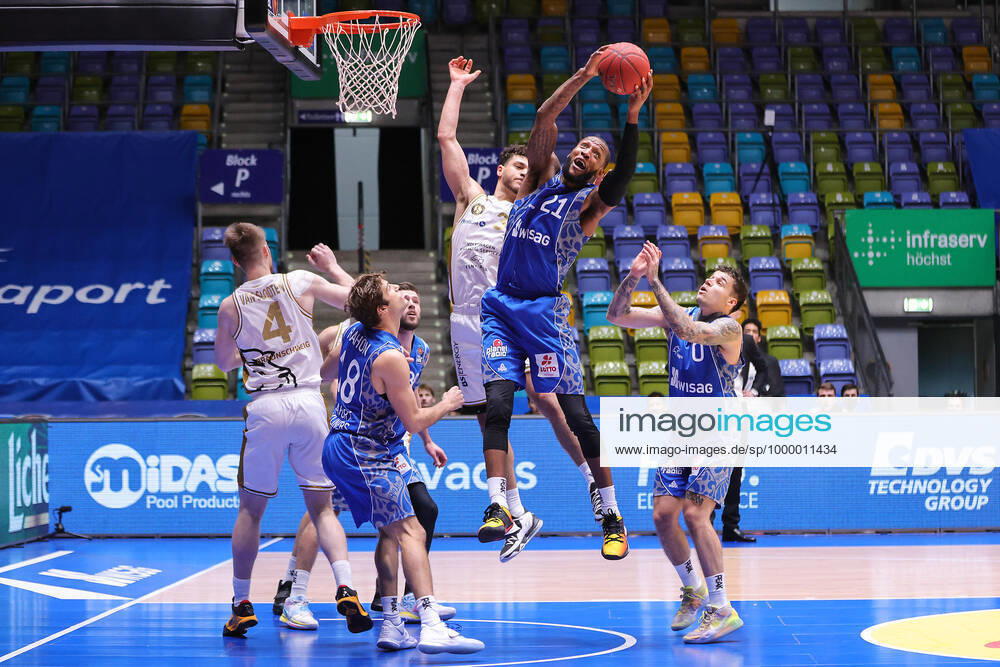Fraport Skyliners Basketball Loewen Braunschweig, easyCredit BBL Rebound by Kamari Murphy Fraport Skyliners, 21 against Gavin Schilling Loewen Braunschweig, 34 Basketball match of the easyCredit BBL between Fraport Skyliners and Basketball Loewen Braunschweig on 26 December 2020 at Fraport Arena in Frankfurt am Main , Frankfurt am Main Hesse Germany Fraport Arena