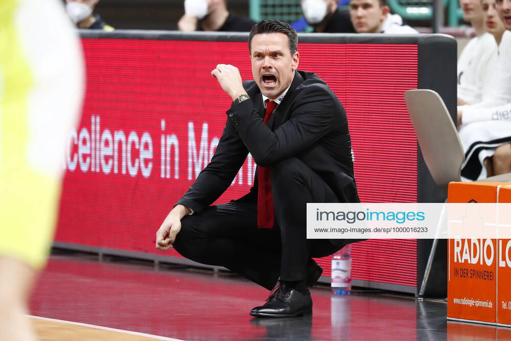 9 Matchday of the easyCredit BBL Basketball Bundesliga at Oberfrankenhalle in Bayreuth Season 2020 2021 Medi Bayreuth vs JobStairs Giessen 46ers Rolf Scholz JobStairs Giessen 46ers Trainer