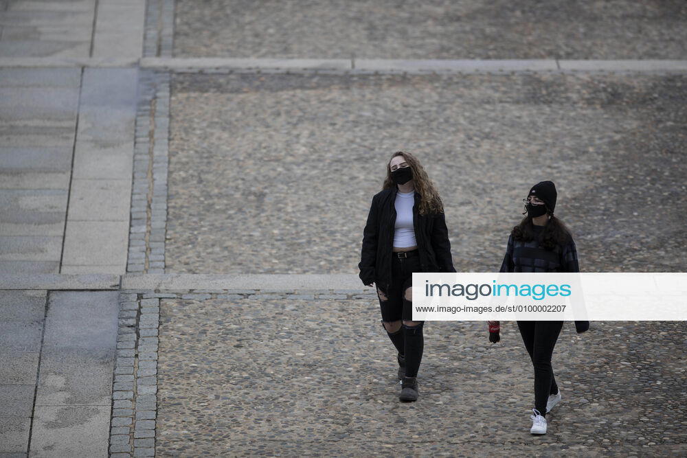 (200426) -- WASHINGTON, April 26, 2020 (Xinhua) -- People wearing masks walk near the Lincoln Memorial in Washington D.C., the United States, on April 26, 2020. Anthony Fauci, director of the U.S. National Institute of Allergy and Infectious Diseases, said the country will be able to double its COVID-19 testing capacity over the next several weeks, which is needed to safely reopen portions of the economy, according to The Hill on Sunday. (Photo by Ting Shen Xinhua) U.S.-WASHINGTON D.C.-COVID-19-TESTING CAPACITY