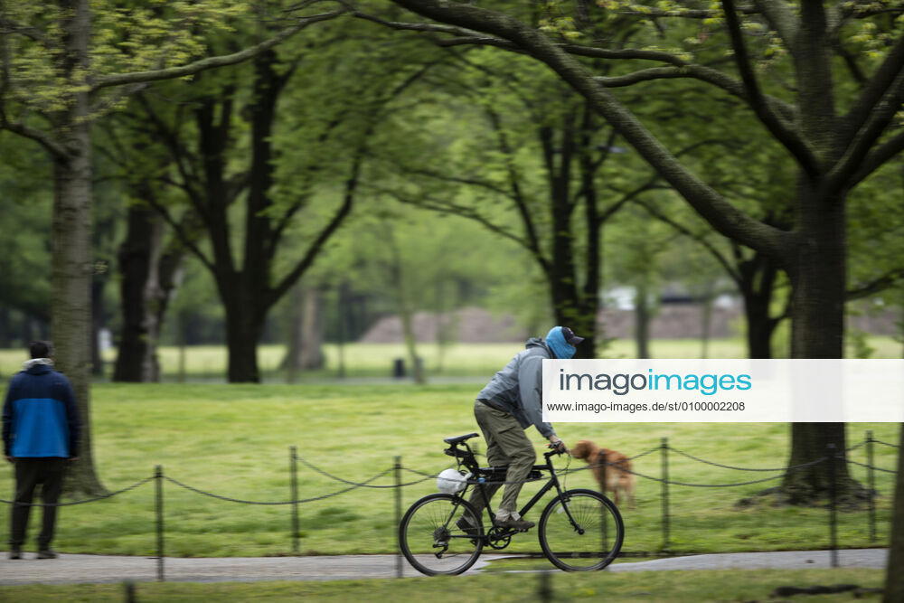 (200426) -- WASHINGTON, April 26, 2020 (Xinhua) -- A man rides a bicycle near the Lincoln Memorial in Washington D.C., the United States, on April 26, 2020. Anthony Fauci, director of the U.S. National Institute of Allergy and Infectious Diseases, said the country will be able to double its COVID-19 testing capacity over the next several weeks, which is needed to safely reopen portions of the economy, according to The Hill on Sunday. (Photo by Ting Shen Xinhua) U.S.-WASHINGTON D.C.-COVID-19-TESTING CAPACITY