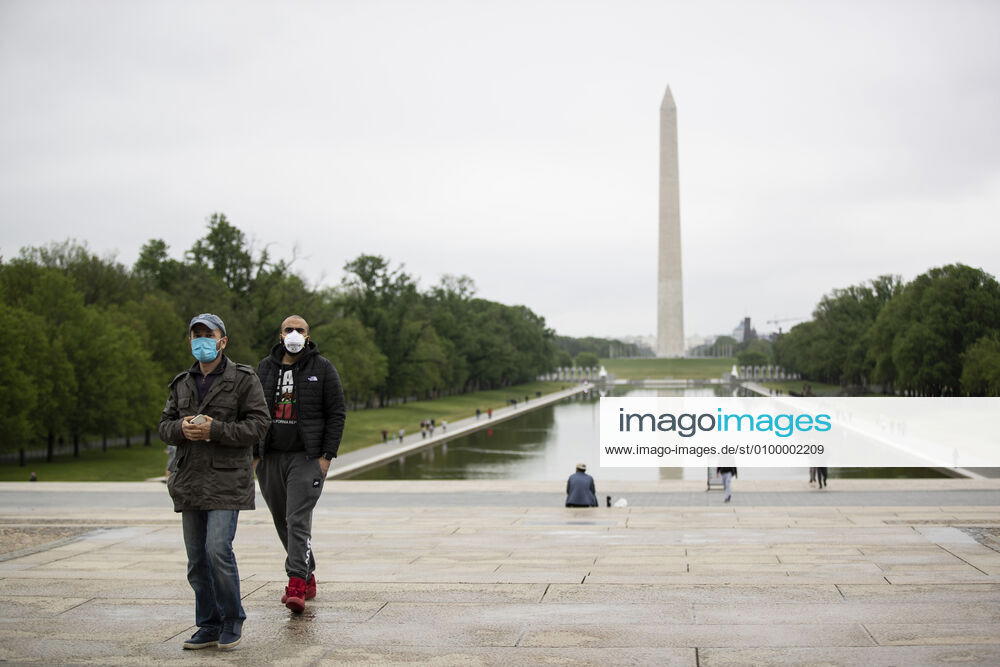 (200426) -- WASHINGTON, April 26, 2020 (Xinhua) -- People wearing masks are seen near the Lincoln Memorial in Washington D.C., the United States, on April 26, 2020. Anthony Fauci, director of the U.S. National Institute of Allergy and Infectious Diseases, said the country will be able to double its COVID-19 testing capacity over the next several weeks, which is needed to safely reopen portions of the economy, according to The Hill on Sunday. (Photo by Ting Shen Xinhua) U.S.-WASHINGTON D.C.-COVID-19-TESTING CAPACITY