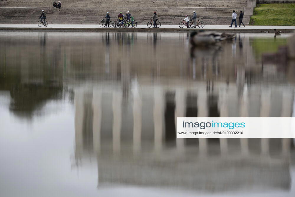 (200426) -- WASHINGTON, April 26, 2020 (Xinhua) -- People are seen near the Lincoln Memorial in Washington D.C., the United States, on April 26, 2020. Anthony Fauci, director of the U.S. National Institute of Allergy and Infectious Diseases, said the country will be able to double its COVID-19 testing capacity over the next several weeks, which is needed to safely reopen portions of the economy, according to The Hill on Sunday. (Photo by Ting Shen Xinhua) U.S.-WASHINGTON D.C.-COVID-19-TESTING CAPACITY