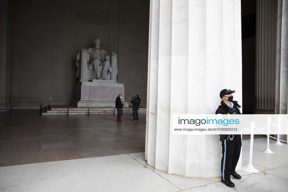 (200426) -- WASHINGTON, April 26, 2020 (Xinhua) -- A U.S. National Park Police officer wearing a mask guards the Lincoln Memorial in Washington D.C., the United States, on April 26, 2020. Anthony Fauci, director of the U.S. National Institute of Allergy and Infectious Diseases, said the country will be able to double its COVID-19 testing capacity over the next several weeks, which is needed to safely reopen portions of the economy, according to The Hill on Sunday. (Photo by Ting Shen Xinhua) U.S.-WASHINGTON D.C.-COVID-19-TESTING CAPACITY