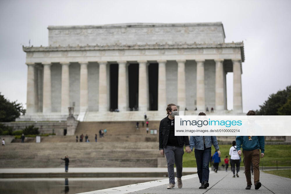 (200426) -- WASHINGTON, April 26, 2020 (Xinhua) -- People wearing masks walk near the Lincoln Memorial in Washington D.C., the United States, on April 26, 2020. Anthony Fauci, director of the U.S. National Institute of Allergy and Infectious Diseases, said the country will be able to double its COVID-19 testing capacity over the next several weeks, which is needed to safely reopen portions of the economy, according to The Hill on Sunday. (Photo by Ting Shen Xinhua) U.S.-WASHINGTON D.C.-COVID-19-TESTING CAPACITY